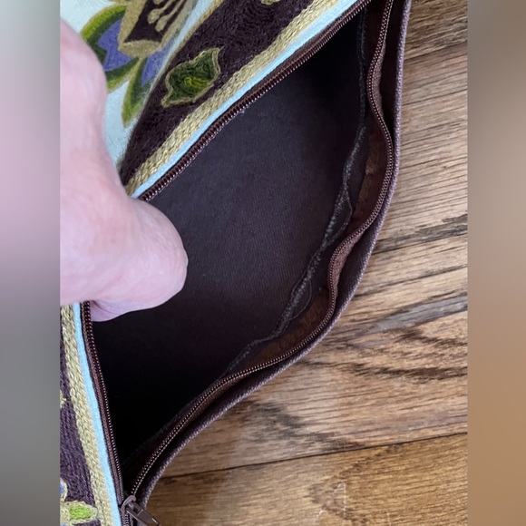 Embroidered decorative pillow case on zipper. Pre-owned in excellent condition - Picture 2 of 6